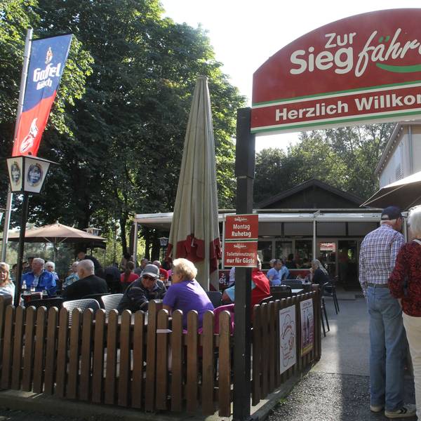 Gäste stehen vor einem Lokal Schlange.