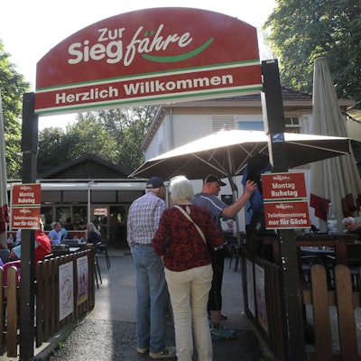 Gäste stehen vor einem Lokal Schlange.