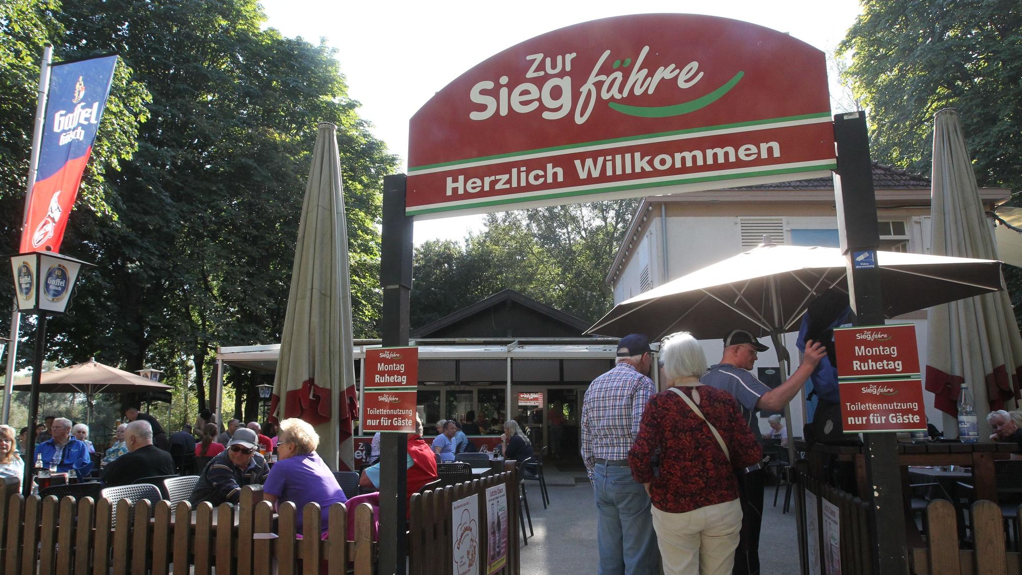 Gäste stehen vor einem Lokal Schlange.