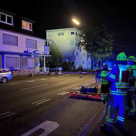 Ein 32 Jahre alter Mann hat erst eine 29 Jahre alte Frau niedergestochen und ist dann auf ein Dach geflüchtet, von wo aus er Polizisten mit Dachziegeln bewarf. Spezialeinsatzkräfte überwältigten ihn. Feuerwehrleute leuchten aus sicherer Entfernung aus. In der Mitte geht eine Spezialeinsatzkraft auf das Haus zu.