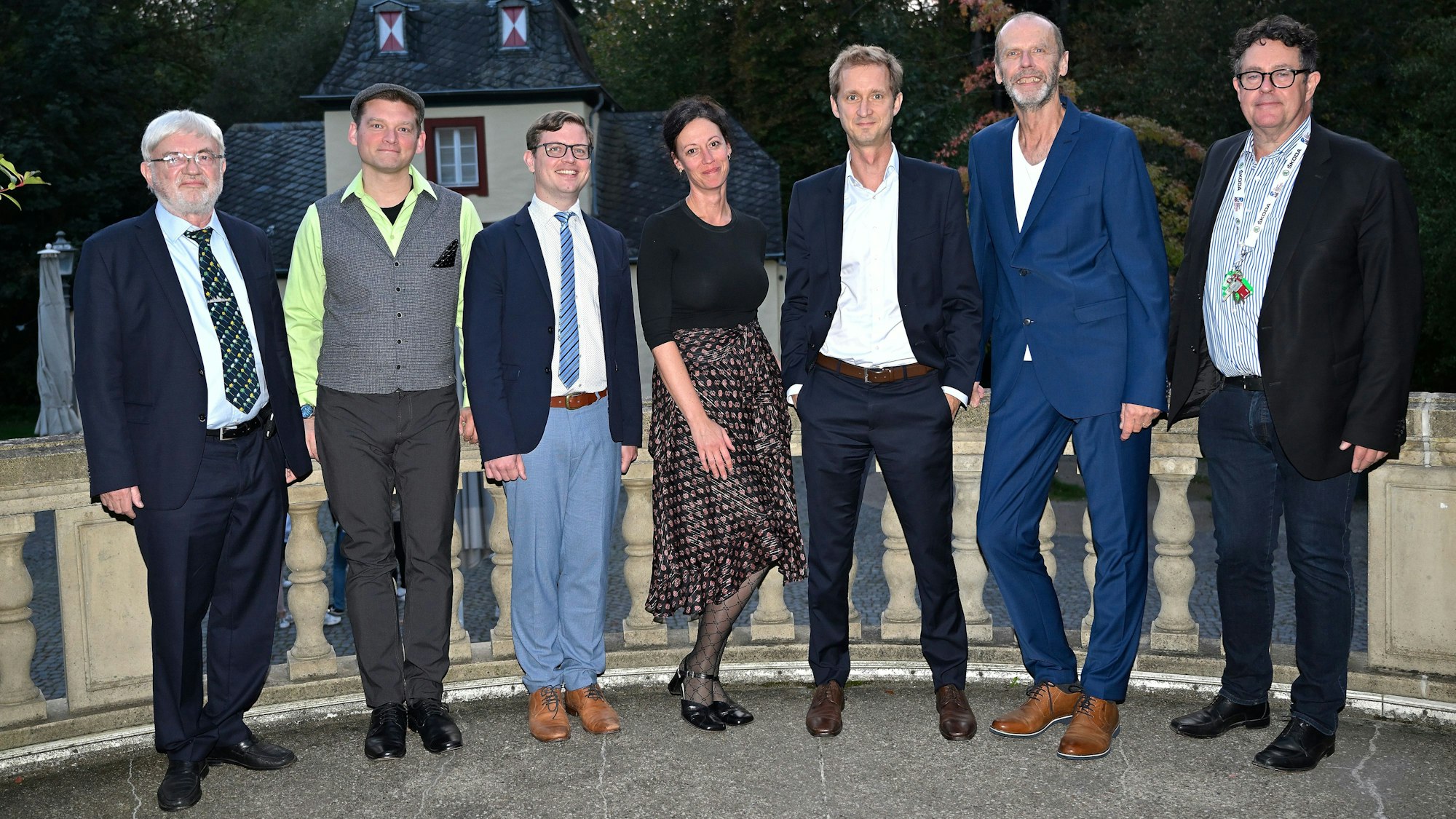 Beim Finale des Rösrather Kabarettfestivals aktiv waren (v. l.) Dr. Jürgen Rembold, Matthias Held, Tilman Lucke, Alice Köfer, Justus Krux, Tom Petersen und Martin Kirschbaum vom Kulturverein Schloss Eulenbroich.