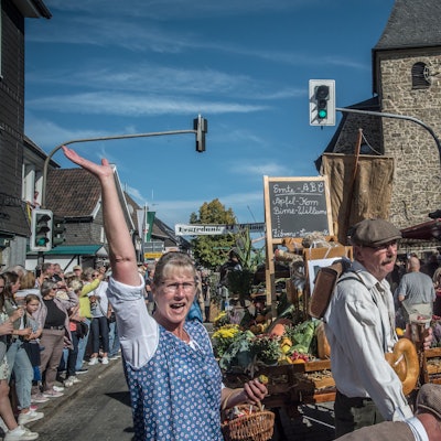 Das Erntedankfest in Witzhelden, hier der Umzug 2023, feiert in diesem Jahr seinen 75. Geburtstag.