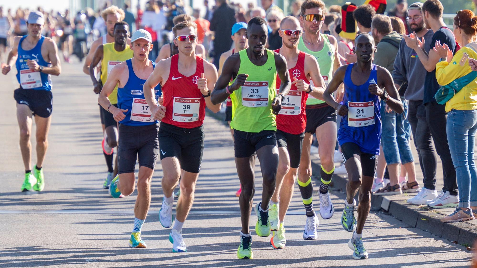 01.10.2023, Köln: Die Spitzenreiter führen das Feld an. Der erste Kilometer führt über die Deutzer Brücke. 25. Köln-Marathon. Der Lauf ist dieses Jahr gleichzeitig der Wettbewerb um die Deutsche Marathonmeisterschaften. Foto: Uwe Weiser