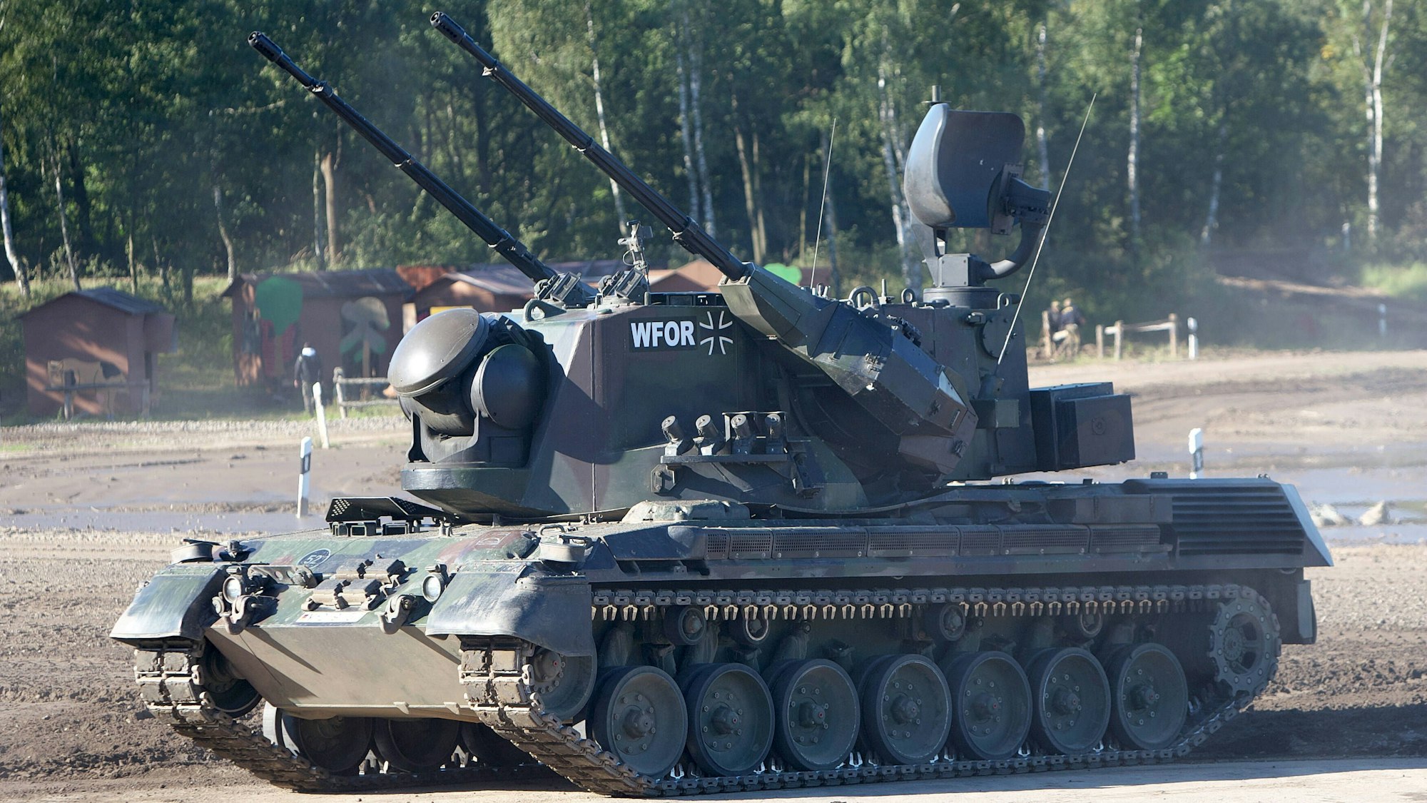 Ein Flugabwehrkanonenpanzer Gepard auf dem Truppenübungsplatz in Munster.