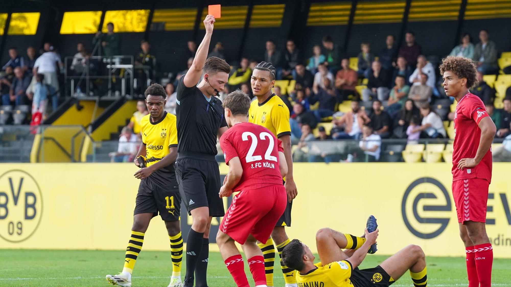 Samstag, 30.09.2023 Saison 2023 2024 7. Spieltag A-Junioren-Bundesliga, U19 Bundesliga im BVB Fußballpark Hohenbuschei, Dortmund, Germany. BV Borussia Dortmund U19 - 1. FC Köln U19. Paris Josua Brunner BVB, Phil Thieltges 1. FC Köln *** Saturday, 30 09 2023 Season 2023 2024 7 Matchday A Junioren Bundesliga, U19 Bundesliga im BVB Fußballpark Hohenbuschei, Dortmund, Germany BV Borussia Dortmund U19 1 FC Köln U19 Paris Josua Brunner BVB , Phil Thieltges 1 FC Köln