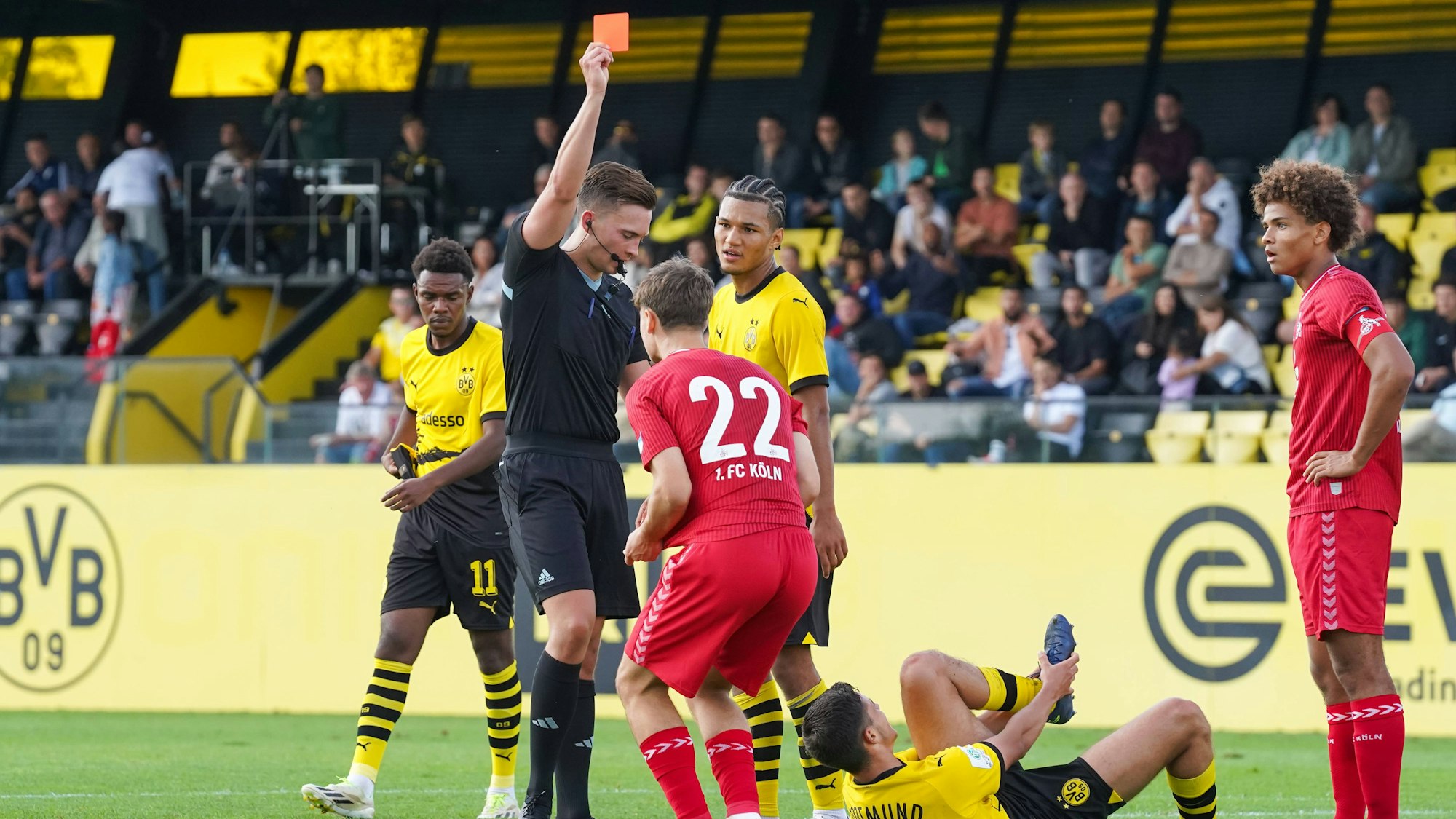 Samstag, 30.09.2023 Saison 2023 2024 7. Spieltag A-Junioren-Bundesliga, U19 Bundesliga im BVB Fußballpark Hohenbuschei, Dortmund, Germany. BV Borussia Dortmund U19 - 1. FC Köln U19. Paris Josua Brunner BVB, Phil Thieltges 1. FC Köln *** Saturday, 30 09 2023 Season 2023 2024 7 Matchday A Junioren Bundesliga, U19 Bundesliga im BVB Fußballpark Hohenbuschei, Dortmund, Germany BV Borussia Dortmund U19 1 FC Köln U19 Paris Josua Brunner BVB , Phil Thieltges 1 FC Köln