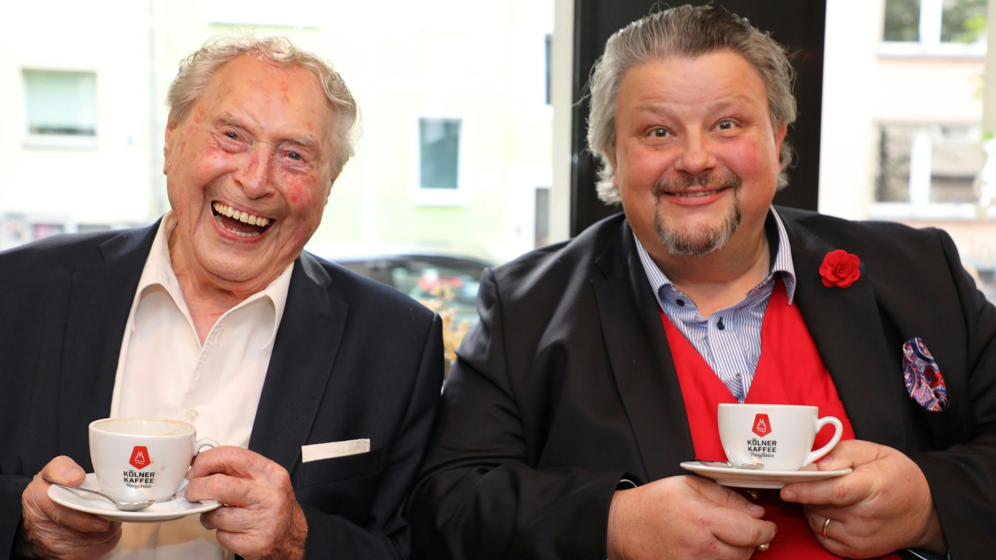 Thomas Cüpper und sein Bühnenkollege und väterlicher Freund, Ludwig Sebus, sitzen in einem Café an der Dürener Straße in Köln und trinken Kaffee.