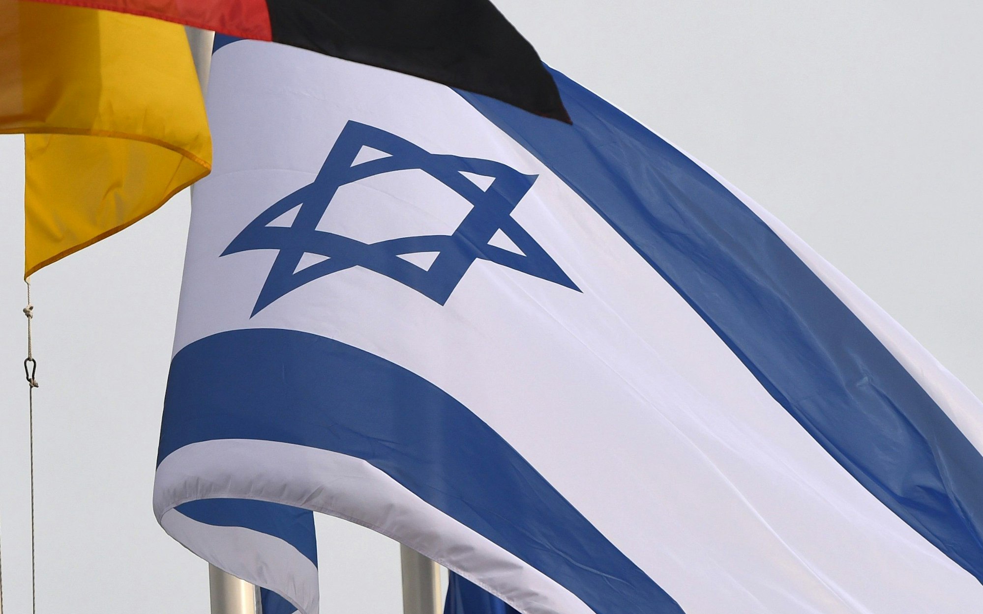 Die Fahnen von Deutschland und Israel wehen am 11.05.2015 in Berlin am Pariser Platz im Wind.