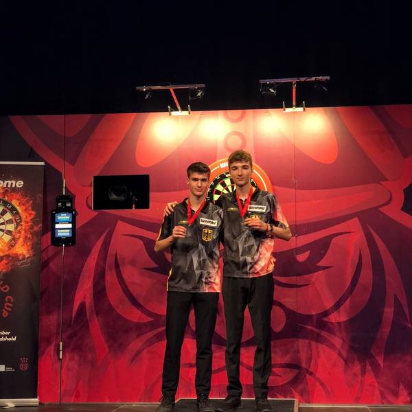 Dart-Vizeweltmeister Alexander Steinmetz mit seinem Spielpartner Yorick Hofkens.