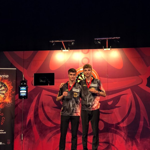 Dart-Vizeweltmeister Alexander Steinmetz mit seinem Spielpartner Yorick Hofkens.