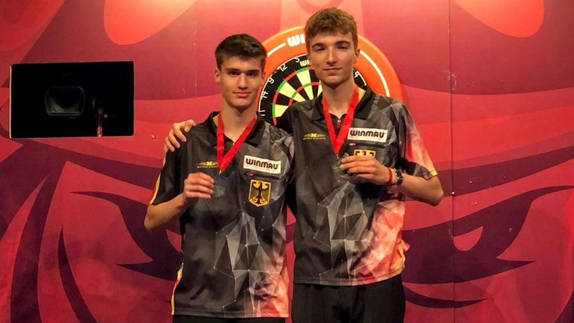 Dart-Vizeweltmeister Alexander Steinmetz mit seinem Spielpartner Yorick Hofkens.