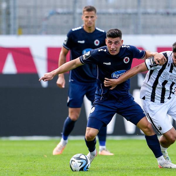 v.li.: Stefano Russo Viktoria, 6, Abu-Bekir Ömer El-Zein SVS, 6, Zweikampf, Spielszene, Duell, duel, tackle, tackling, Dynamik, Action, Aktion, 30.09.2023, Sandhausen Deutschland, Fussball, 3. Liga, SV Sandhausen - FC Viktoria Köln, DFB/DFL REGULATIONS PROHIBIT ANY USE OF PHOTOGRAPHS AS IMAGE SEQUENCES AND/OR QUASI-VIDEO. *** v li Stefano Russo Viktoria, 6 , Abu Bekir Ömer El Zein SVS, 6 , duel, tackle, tackling, dynamic, action, action, 30 09 2023, Sandhausen Germany , Football, 3 Liga, SV Sandhausen FC Viktoria Köln, DFB DFL REGULATIONS PROHIBIT ANY USE OF PHOTOGRAPHS AS IMAGE SEQUENCES AND OR QUASI VIDEO xozx