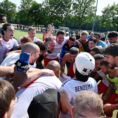 11.06.2023, Fussball-Porz - Endenich
TR: Jonas Wendt (Porz) macht die Ansage
Foto: Uli Herhaus