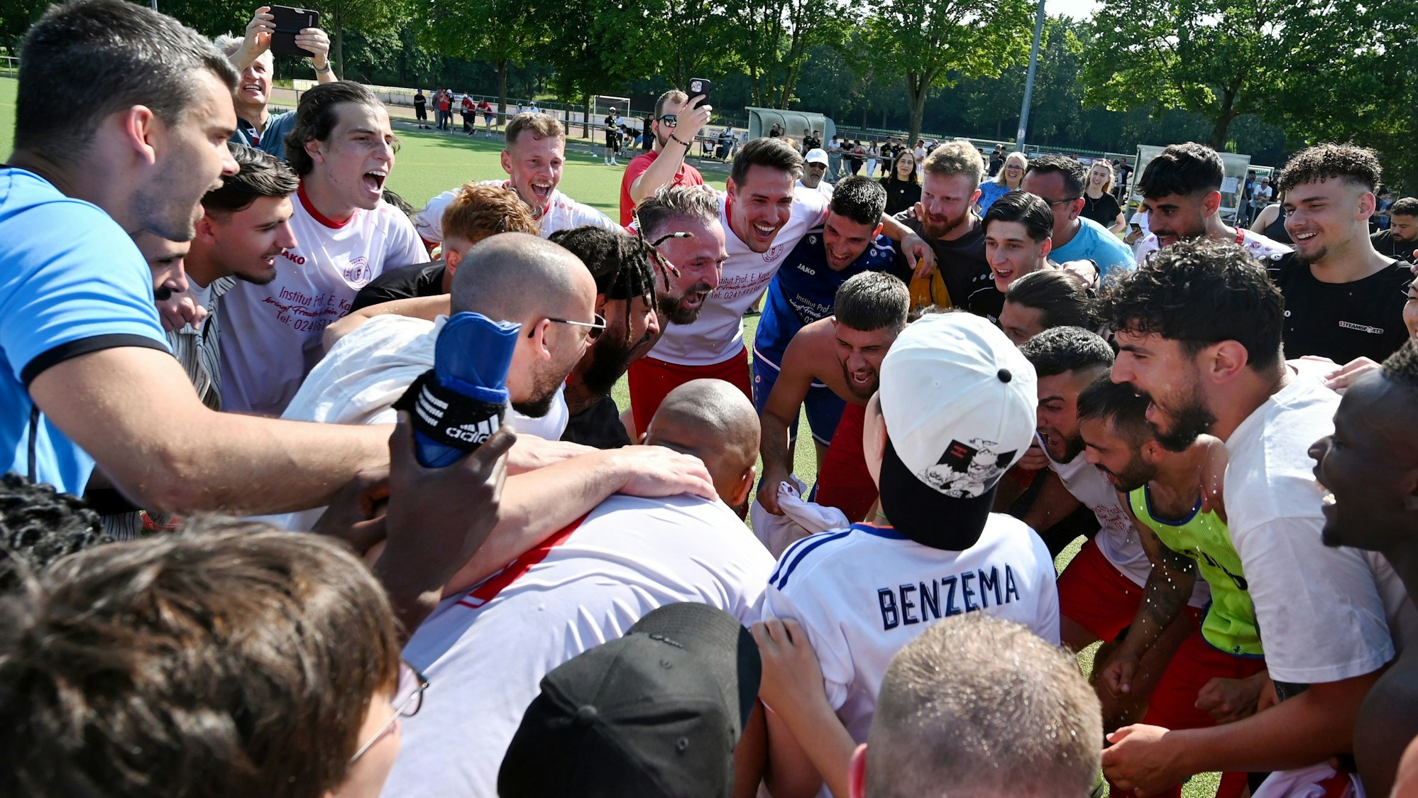 11.06.2023, Fussball-Porz - Endenich
TR: Jonas Wendt (Porz) macht die Ansage
Foto: Uli Herhaus