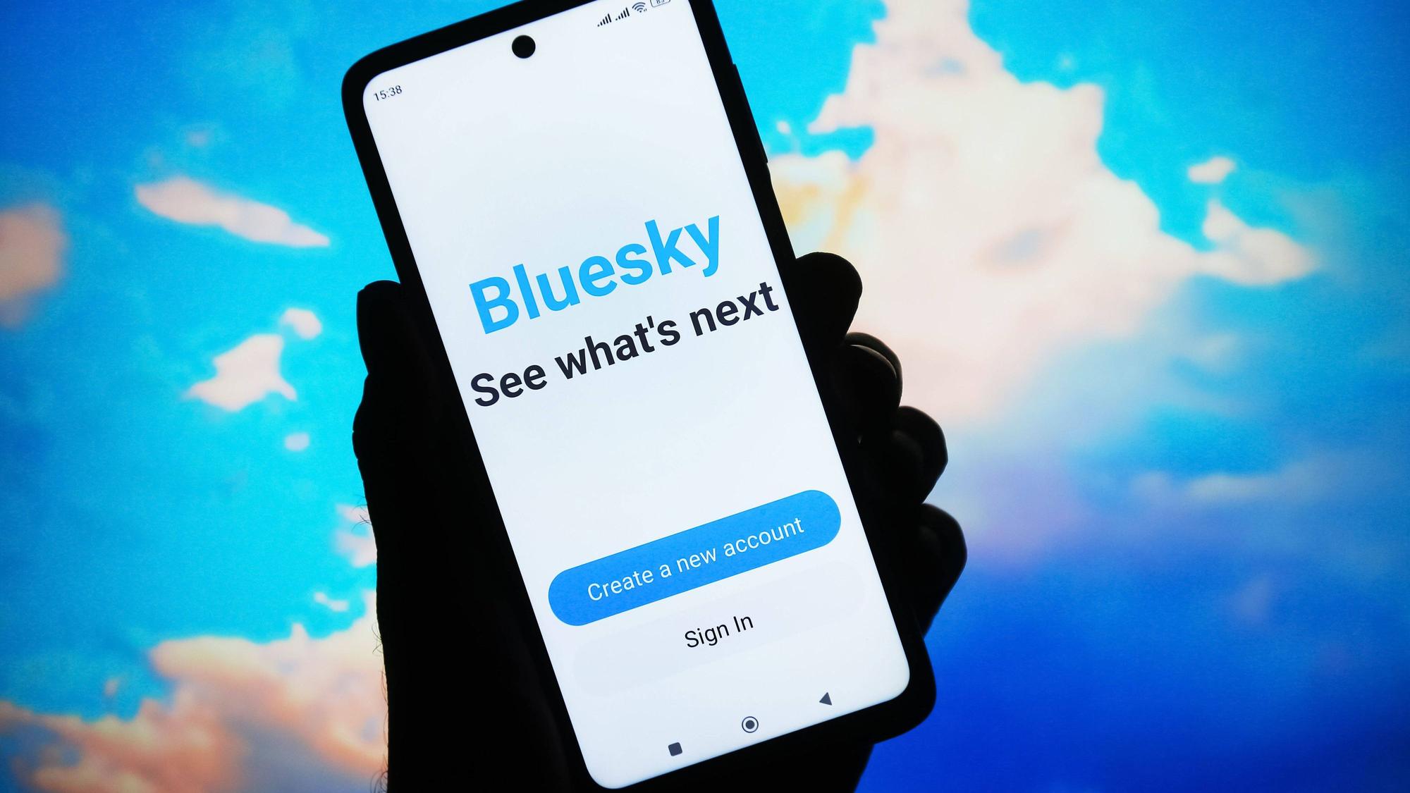 Zahlreiche Prominente und Politikerinnen kehrten Elon Musk den Rücken und wechselten zum sozialen Netzwerk Bluesky. Doch was kann die Social-Media-Alternative? (Symbolbild)