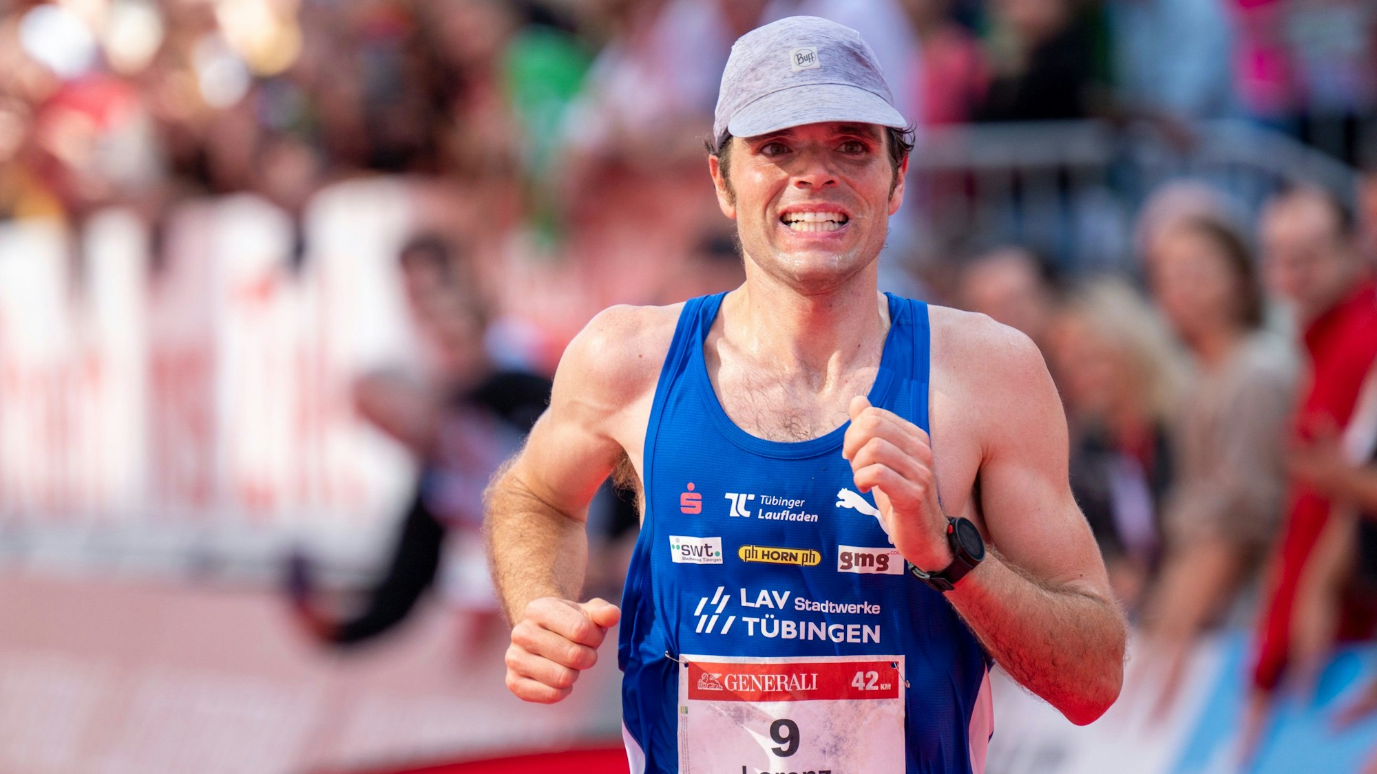 Deutscher Marathonmeister Lorenz Baum an der Ziellinie beim Köln-Marathon.
