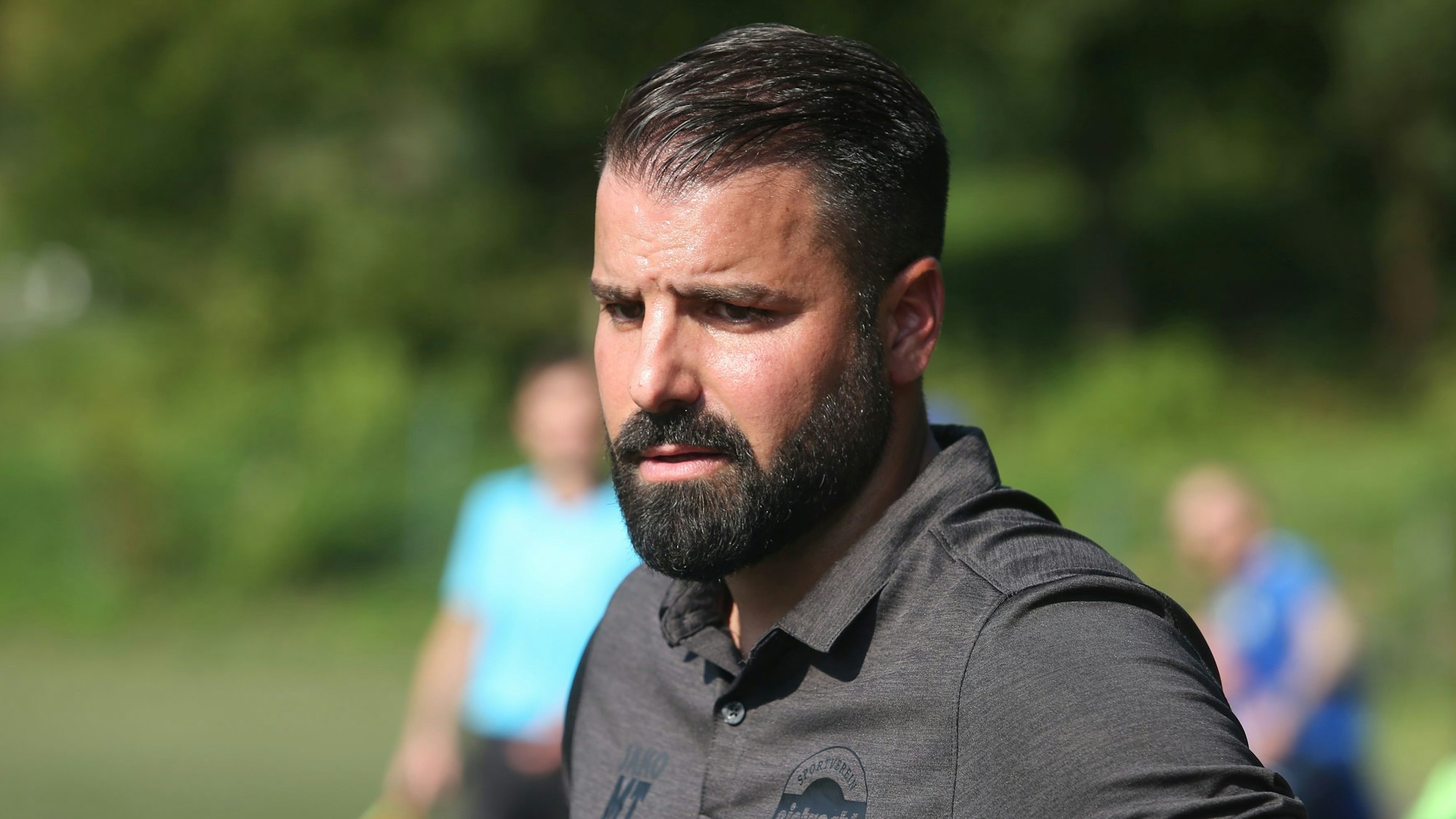 Hohkeppels Trainer Mahmut Temür schaut nach der Niederlage unglücklich.