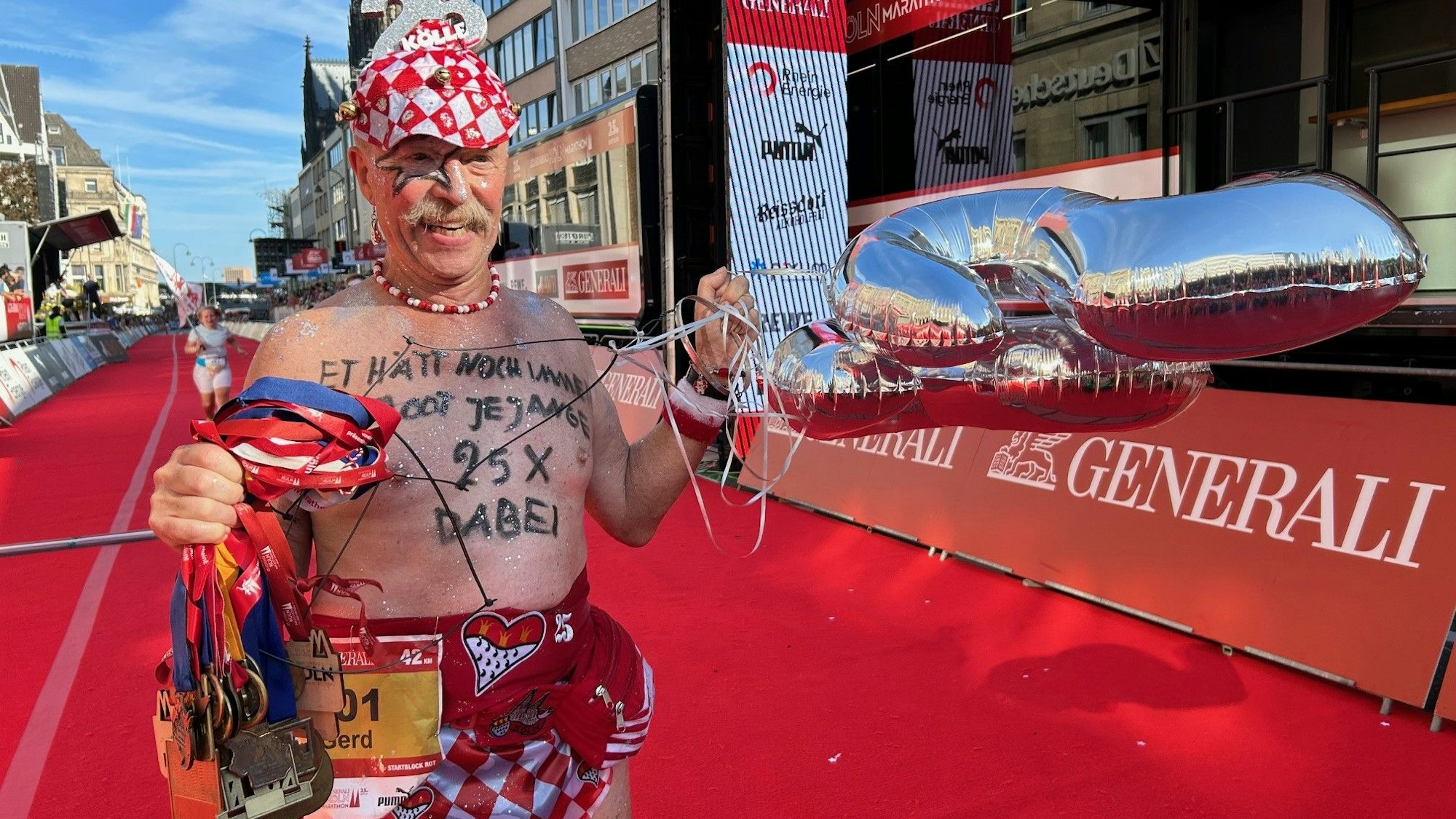 Gerd Mausbach im Ziel nach seinem 25. Marathin