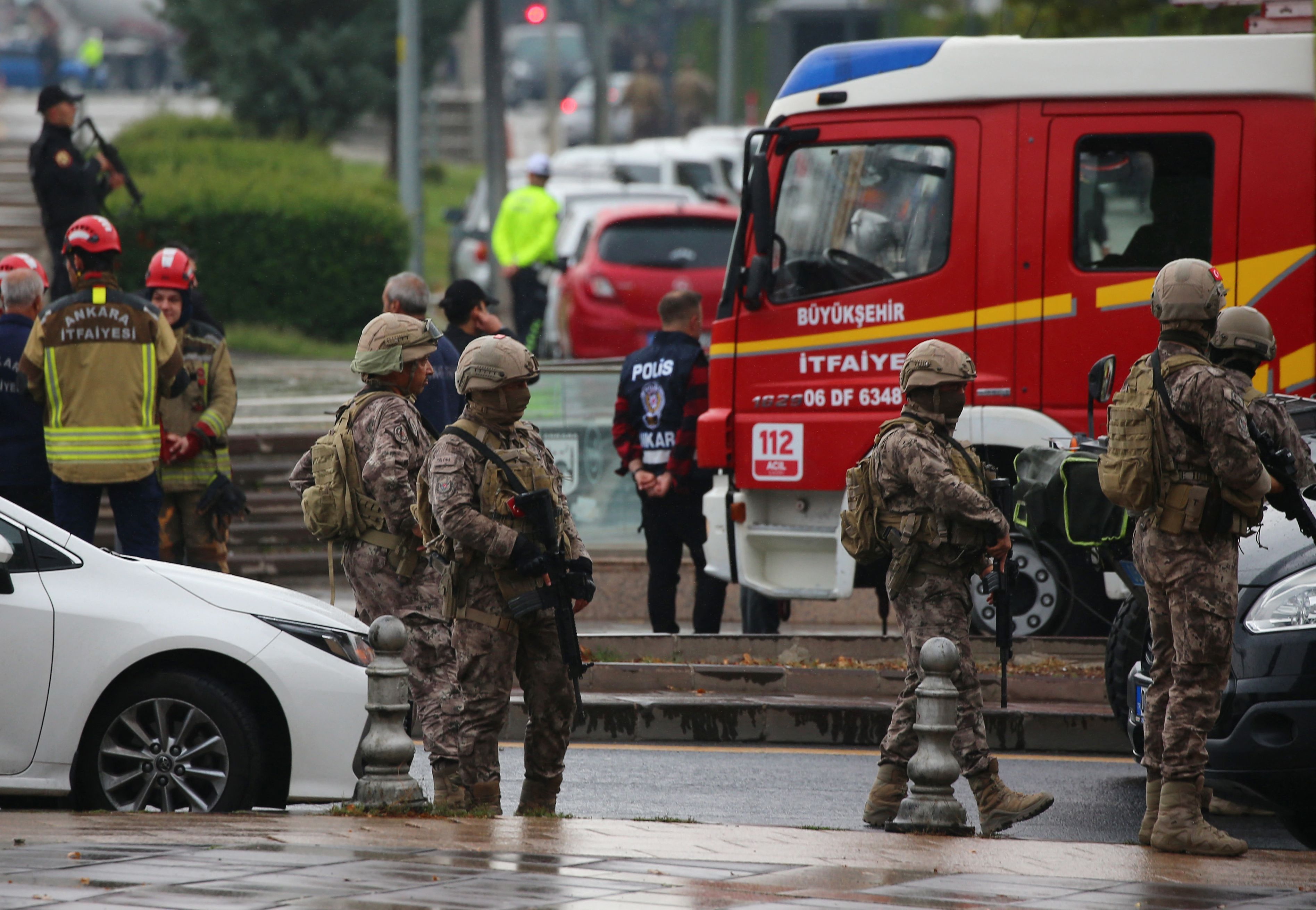 Spezialkräfte der türkischen Polizei stehen nahe der Anschlagsstelle am türkischen Ministerium in Ankara.