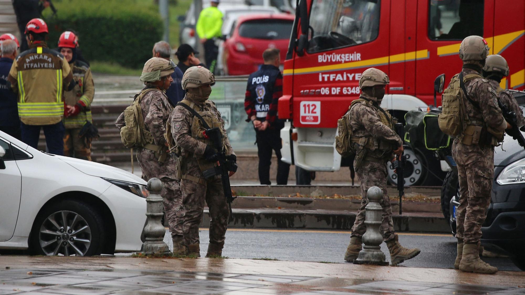 Spezialkräfte der türkischen Polizei stehen nahe der Anschlagsstelle am türkischen Ministerium in Ankara.