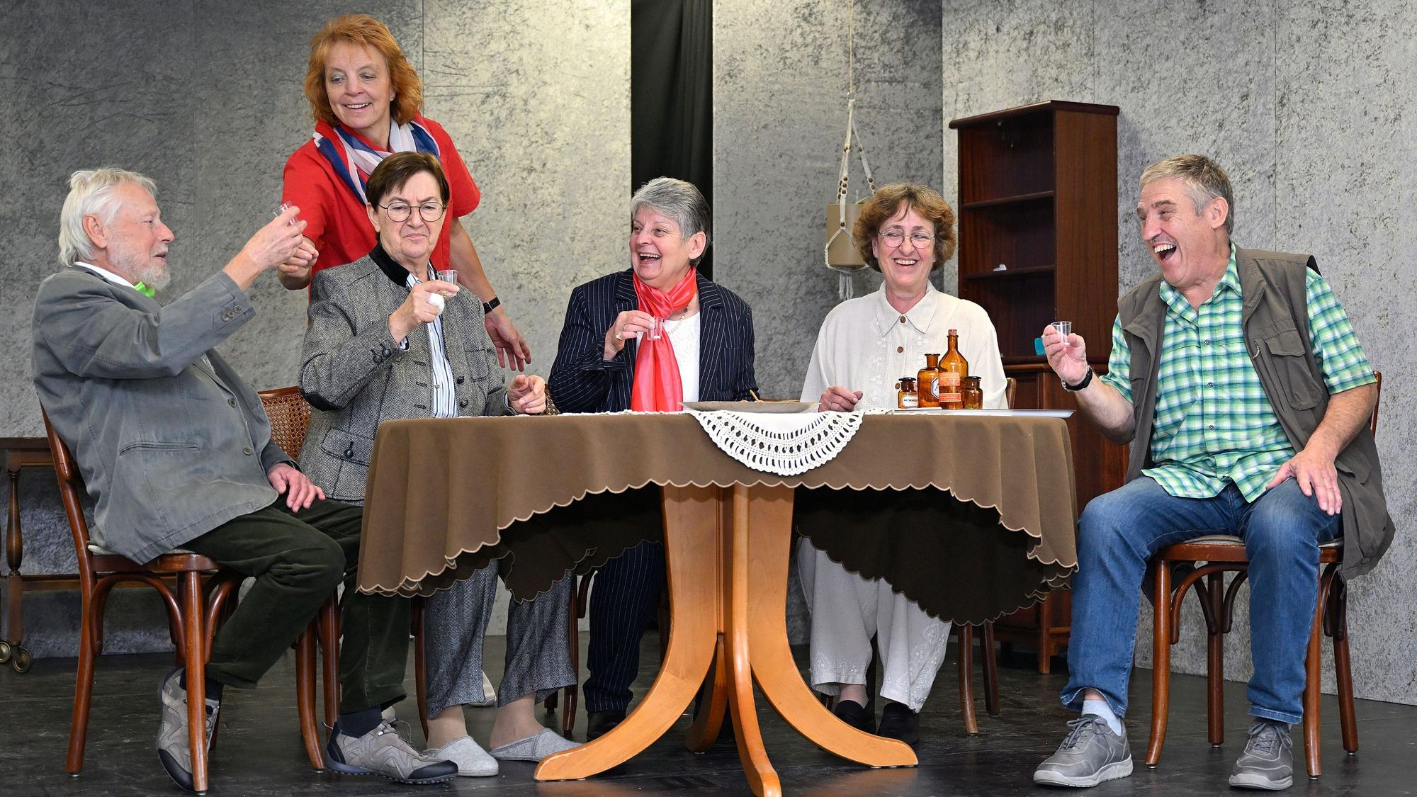 „Im Altenheim geht's rund“ heißt das neue Stück, mit dem der Theaterkreis Altenberg in der Berghalle in Odenthal -Blecher unterhält.