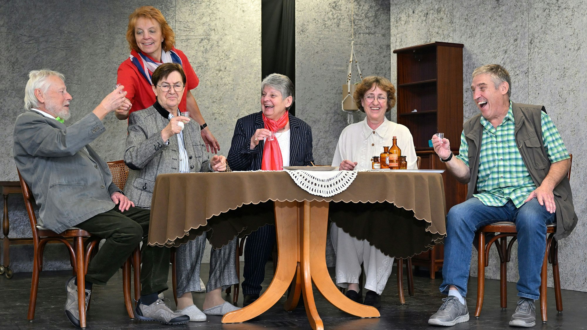 „Im Altenheim geht's rund“ heißt das neue Stück, mit dem der Theaterkreis Altenberg in der Berghalle in Odenthal -Blecher unterhält.