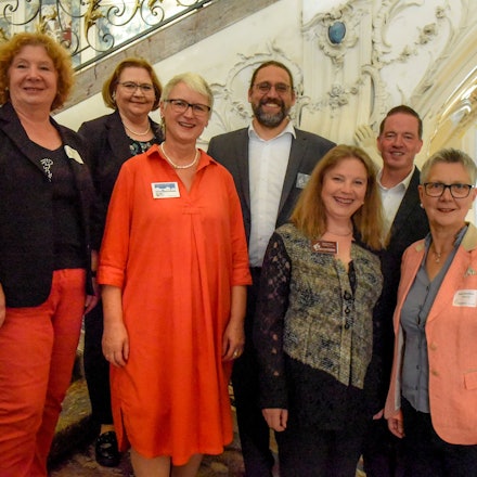 Auf der Treppe im Brühler Schloss Augustusburg präsentieren sic die Gründer: Zur Gründungsfeier des Freundeskreises hatten Regina Jung von der Schlossverwaltung und Ellen Wagner Gäste aus Politik, Gesellschaft und Wissenschaft eingeladen.