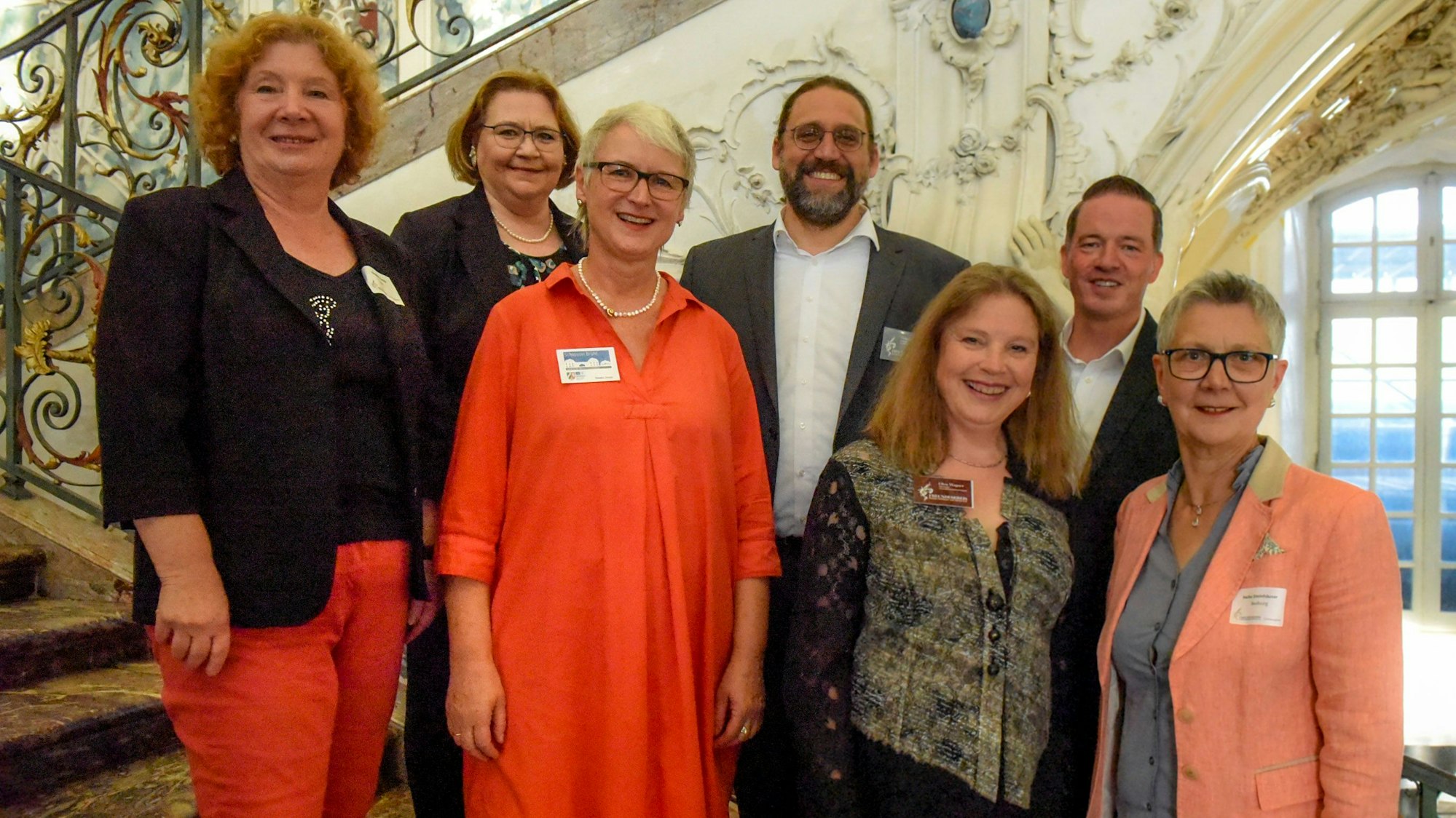 Auf der Treppe im Brühler Schloss Augustusburg präsentieren sic die Gründer: Zur Gründungsfeier des Freundeskreises hatten Regina Jung von der Schlossverwaltung und Ellen Wagner Gäste aus Politik, Gesellschaft und Wissenschaft eingeladen.