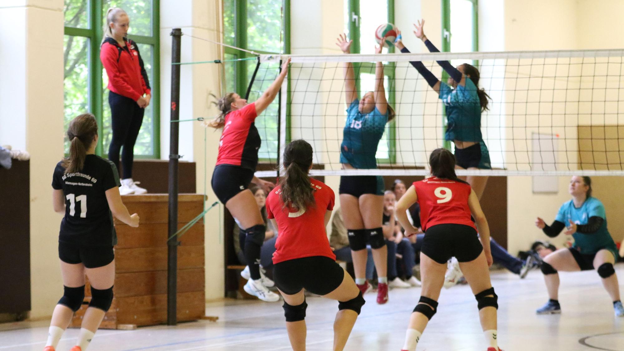 Eine Szene aus einem Volleyballspiel in Marmagen.