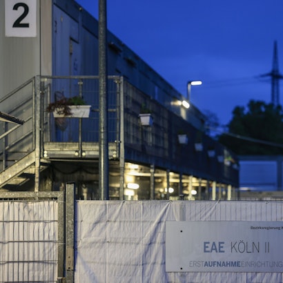 Wohncontainer der kommunalen Erstaufnahmeeinrichtung in Köln II sind am Morgen beleuchtet. Bund und Länder suchen bei einem Spitzentreffen in Berlin nach Lösungen im Streit über die Aufteilung der Kosten für die Versorgung von Flüchtlingen. (Zu dpa: «Gipfel berät über Flüchtlingsfrage») +++ dpa-Bildfunk +++