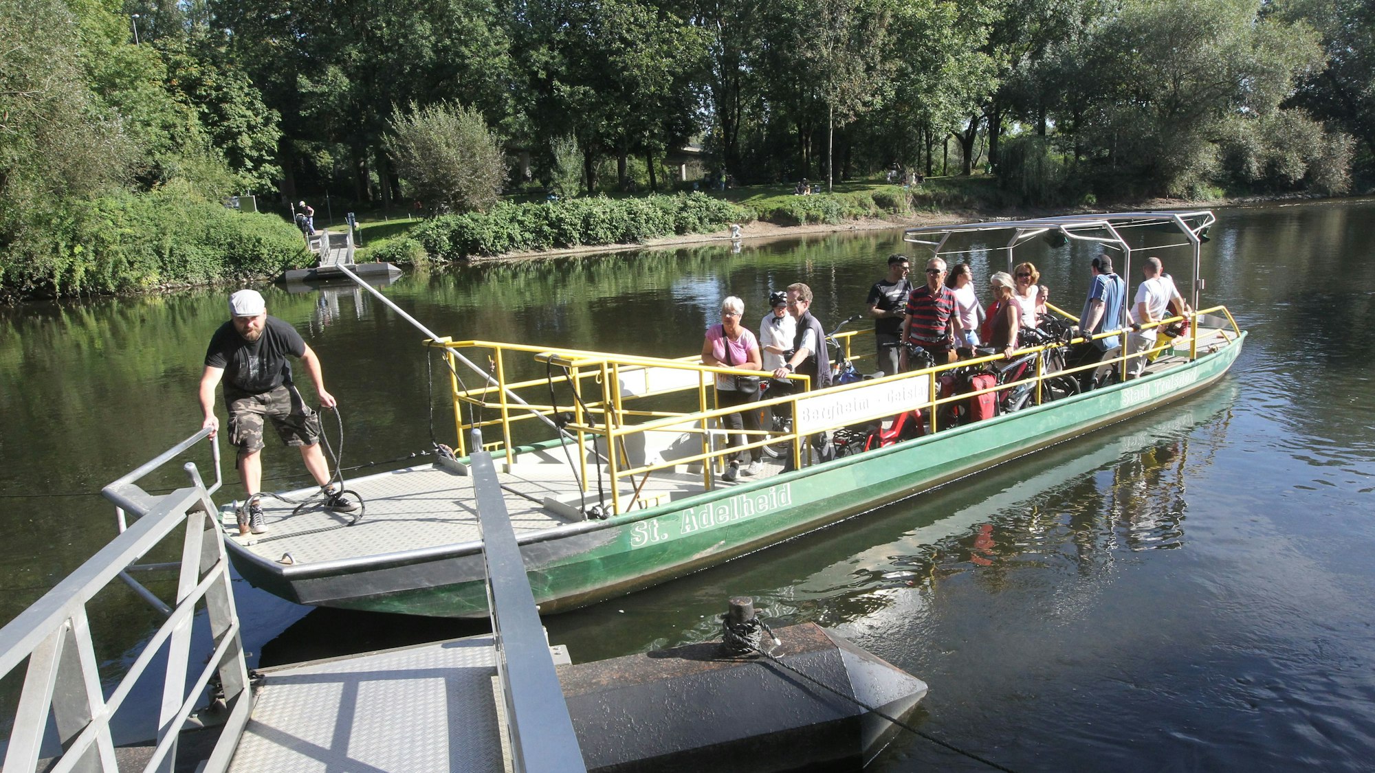 Siegfähre Troisdorf Bergheim letzter Tag der Familie Adscheid am 1. Oktober Alexander und Petra Adscheid (Mitte) mit ihren Kindern Alina und Marlon. Ausflugslokal Tipp
Siegfähre
