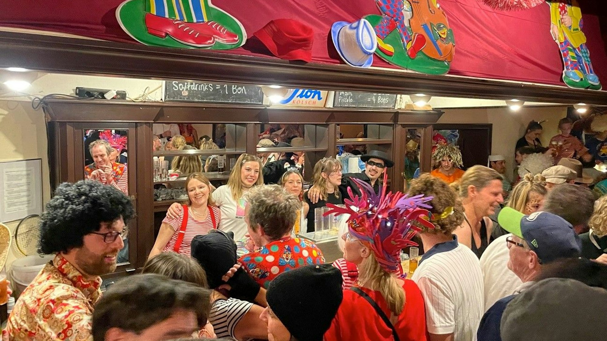 Der volle Thekenbereich im Petersberger Hof.