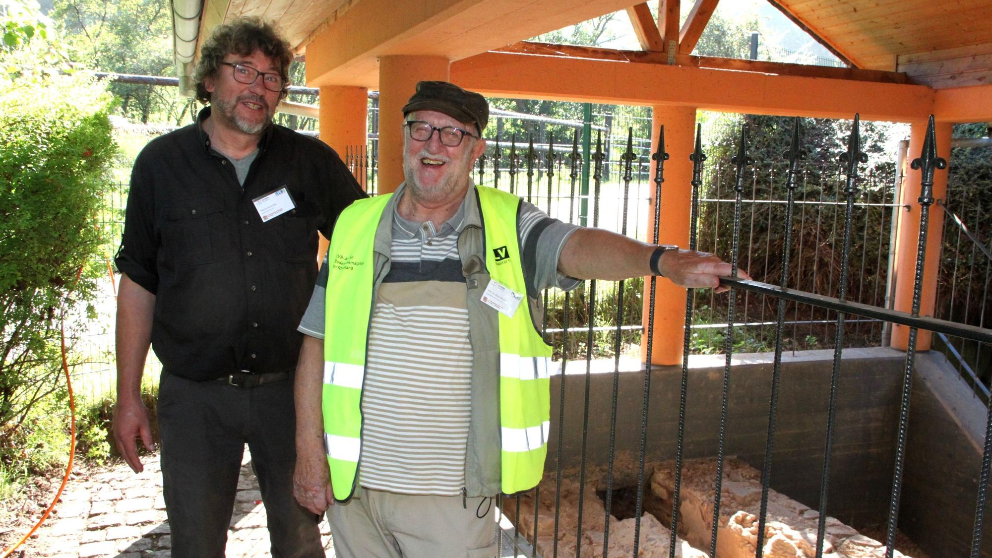 Römerkanal-Experte Prof. Klaus Grewe (r.) und Restaurator Thomas Sieverding stehen an der von einem Geländer eingefassten Aquäduktbrücke in Vollem, die von der Flut massiv beschädigt wurde.