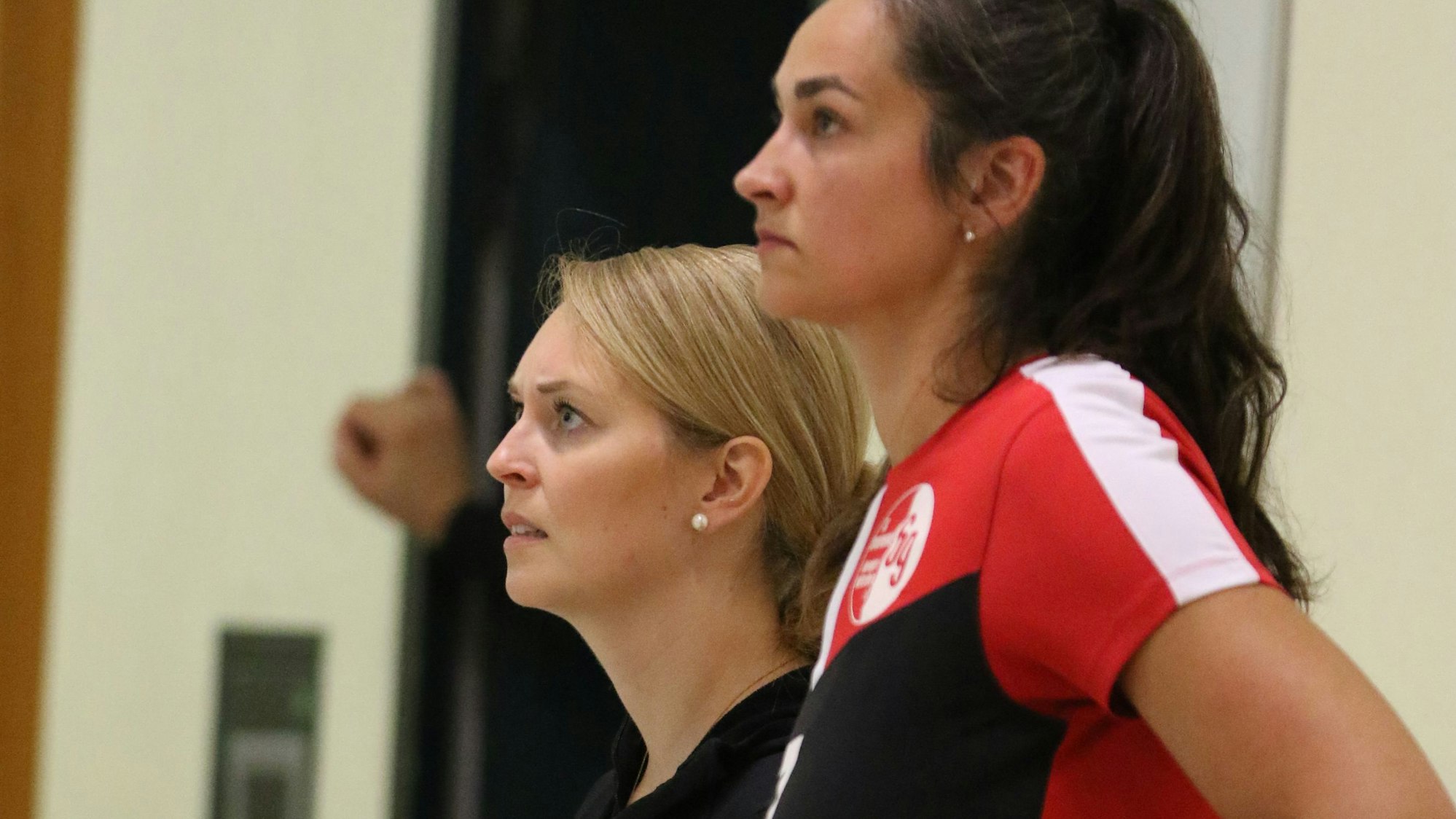 Die Trainerinnen der SG Marmagen/Nettersheim stehen nebeneinander und schauen konzentriert.