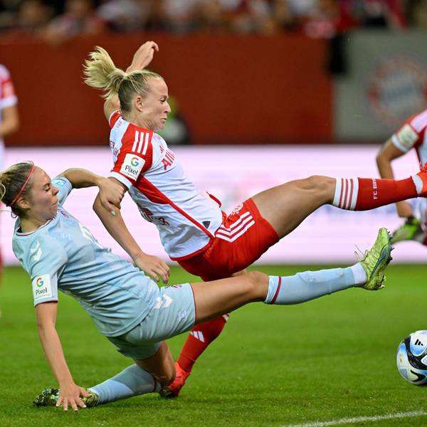 Lea Schüller (r) vom FC Bayern München und Janina Hechler (l) vom 1. FC Köln kämpfen um den Ball.