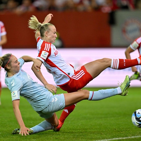 Lea Schüller (r) vom FC Bayern München und Janina Hechler (l) vom 1. FC Köln kämpfen um den Ball.