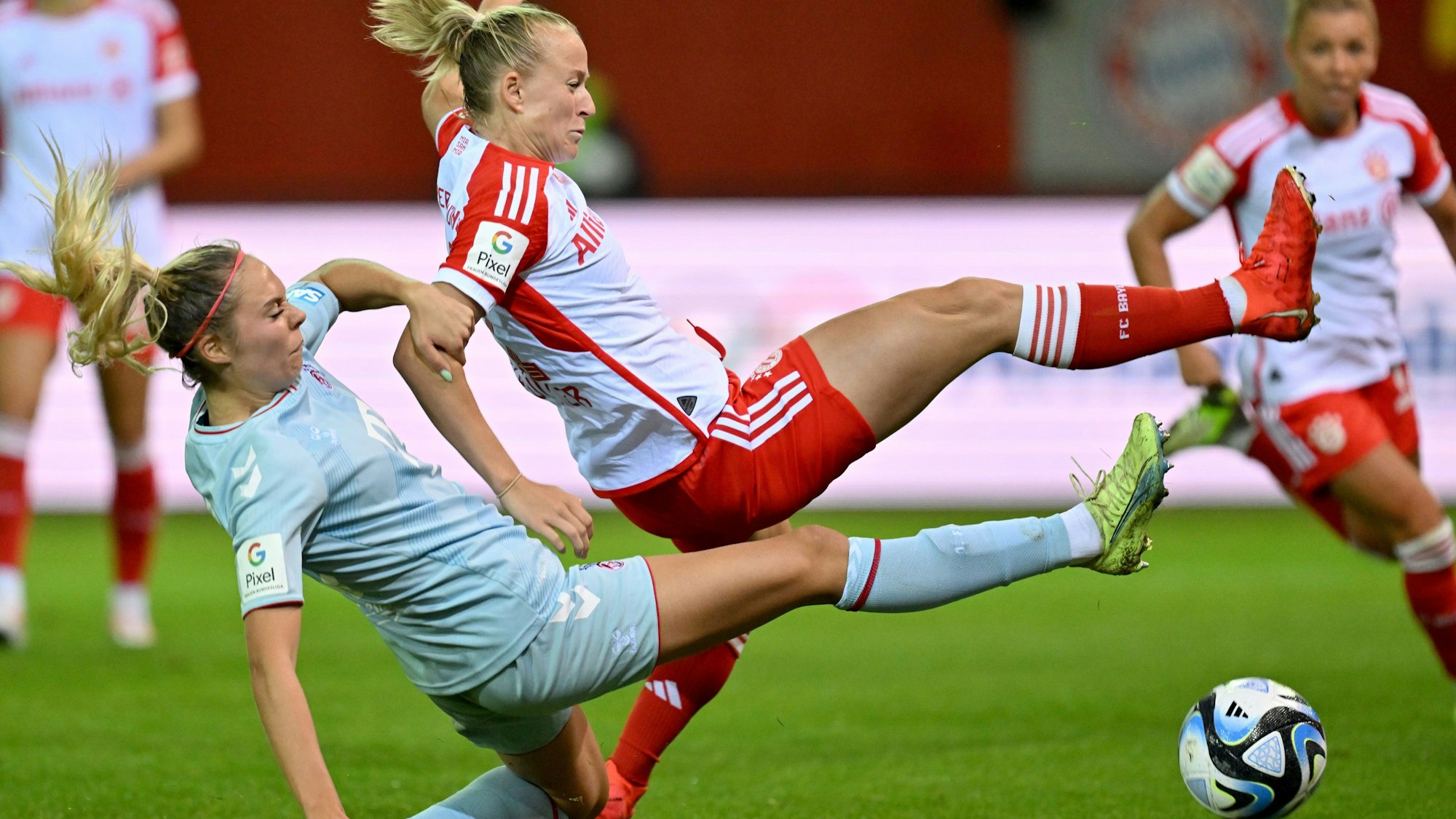 Lea Schüller (r) vom FC Bayern München und Janina Hechler (l) vom 1. FC Köln kämpfen um den Ball.