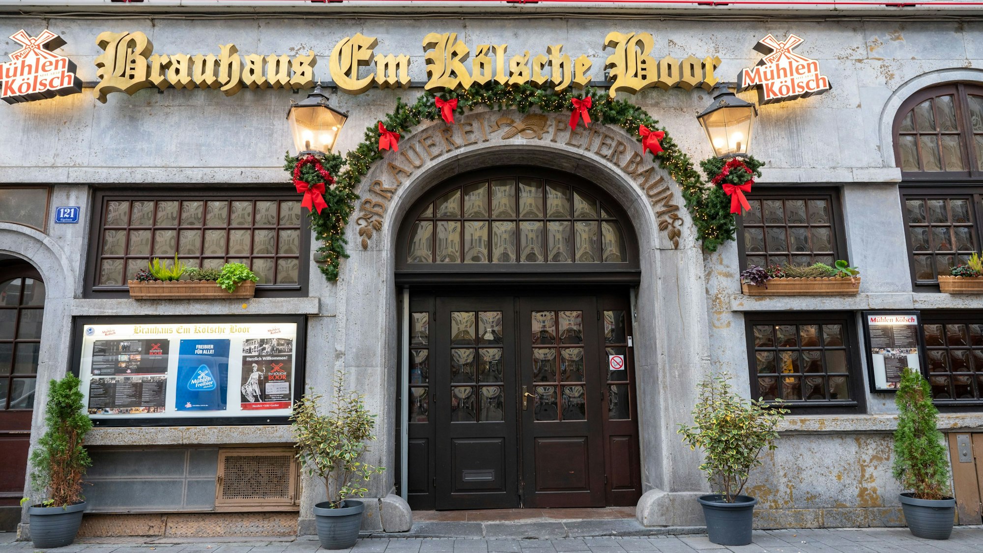 Der Eingang zum Brauhaus Em Kölsche Boor in Köln. (Archivbild)