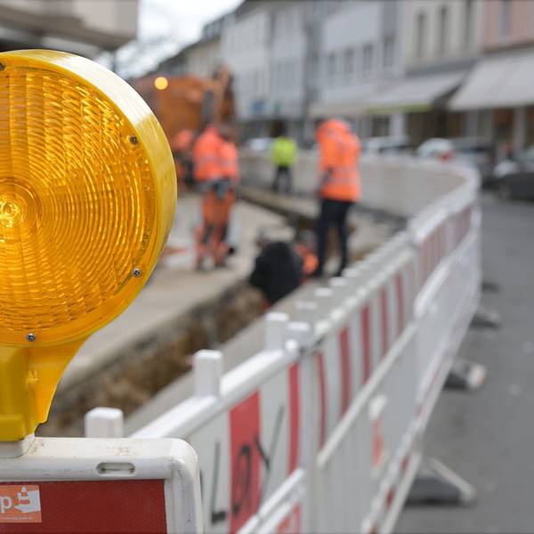 Das Foto zeigt die Bauarbeiten auf der Schloßstraße in Bensberg