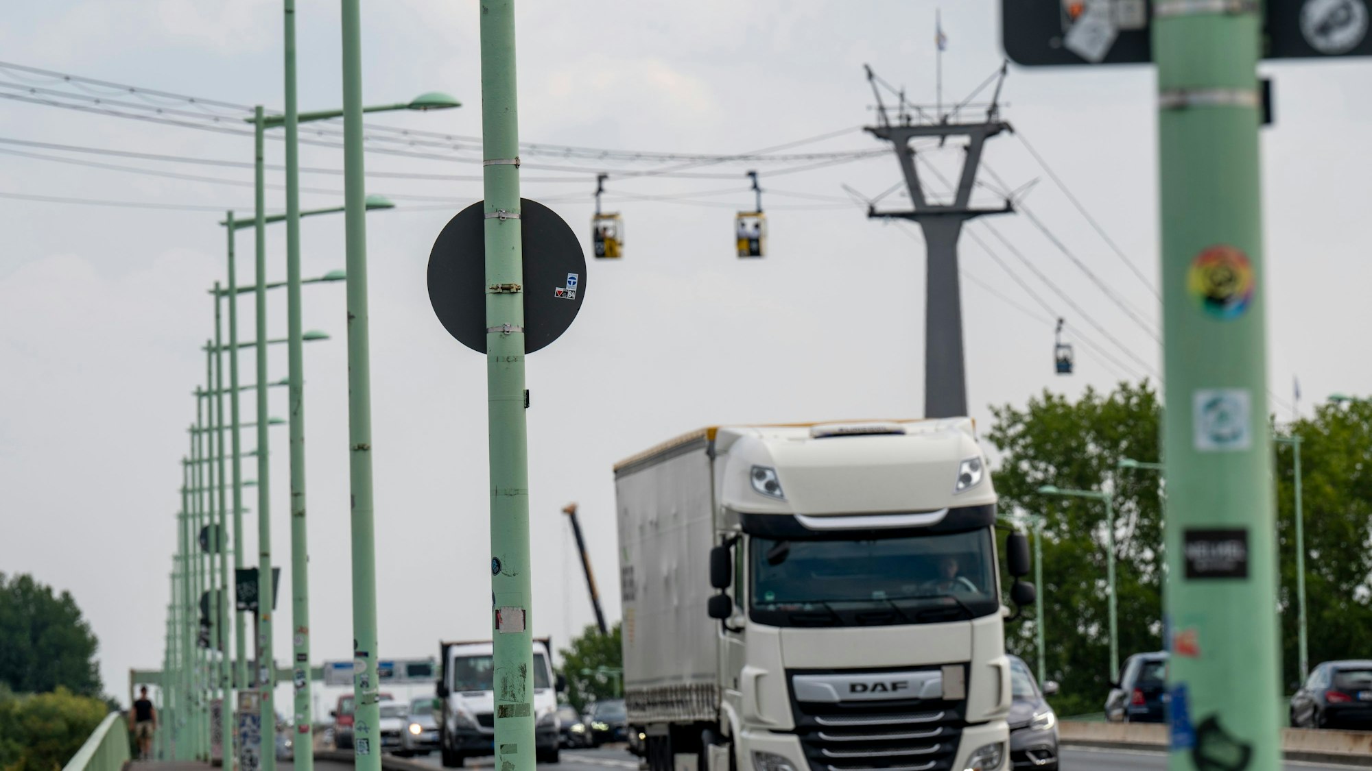 Die Kölner Zoobrücke.