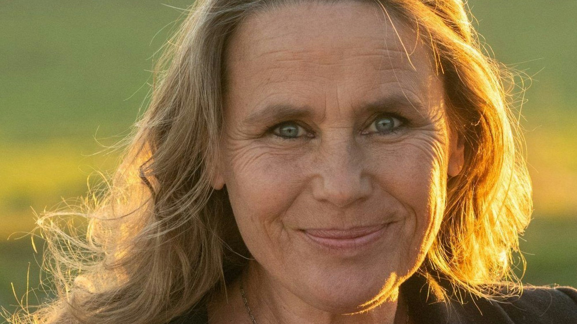 Schauspielerin Marie Theres Relin steht auf der Maria-Schell-Straße.