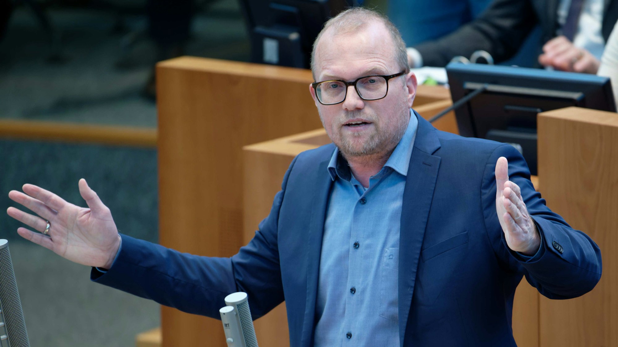 ARCHIV - 10.03.2023, Nordrhein-Westfalen, Düsseldorf: SPD-Bildungspolitiker Jochen Ott spricht bei einer Plenarsitzung im Landtag von Nordrhein-Westfalen.      (zu dpa «Mehr IT-Probleme im Schulbereich: SPD verlangt Aufklärung im Landtag») Foto: Henning Kaiser/dpa +++ dpa-Bildfunk +++