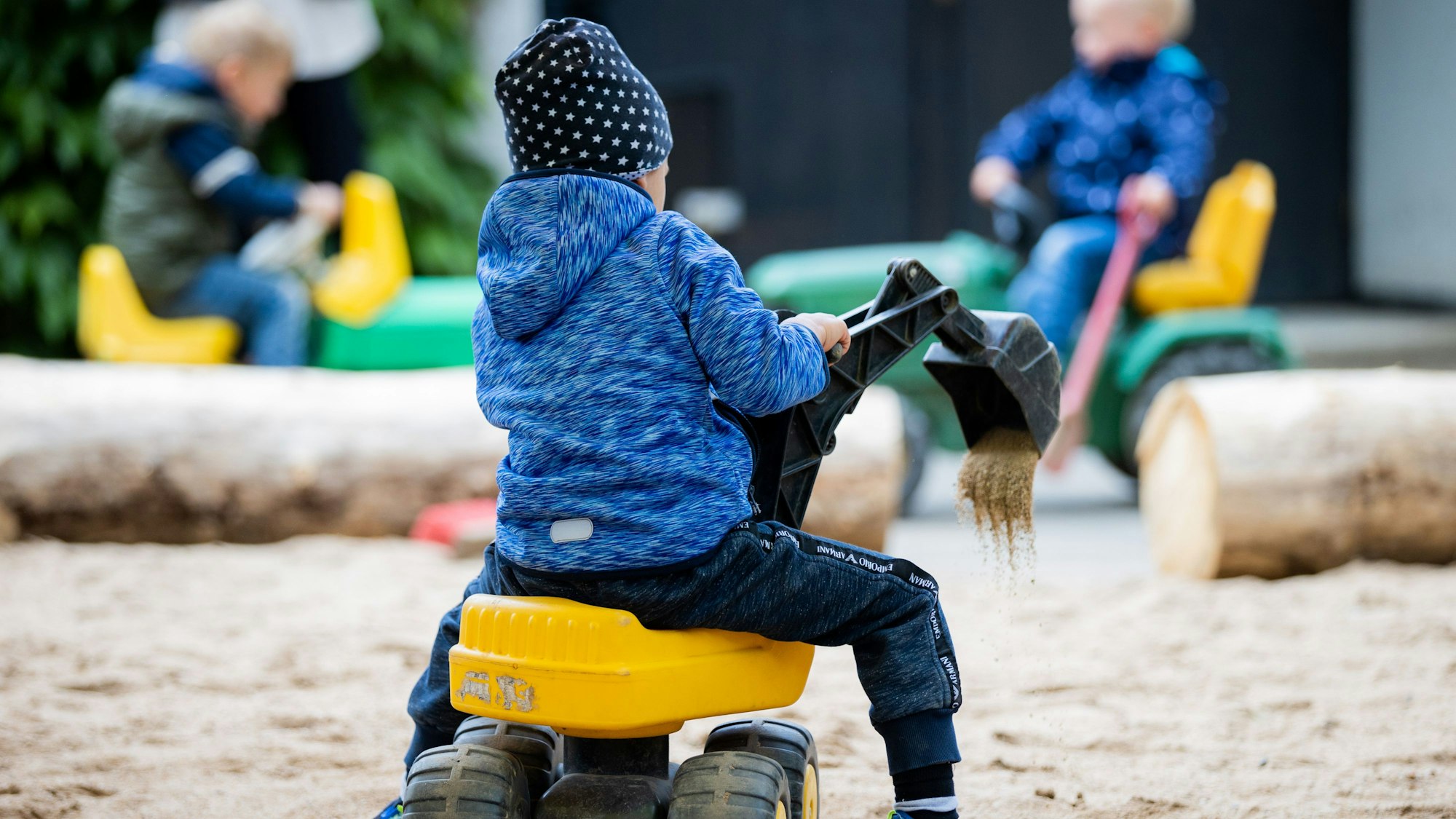 Kinder spielen auf dem Spielplatz (Symbolbild)