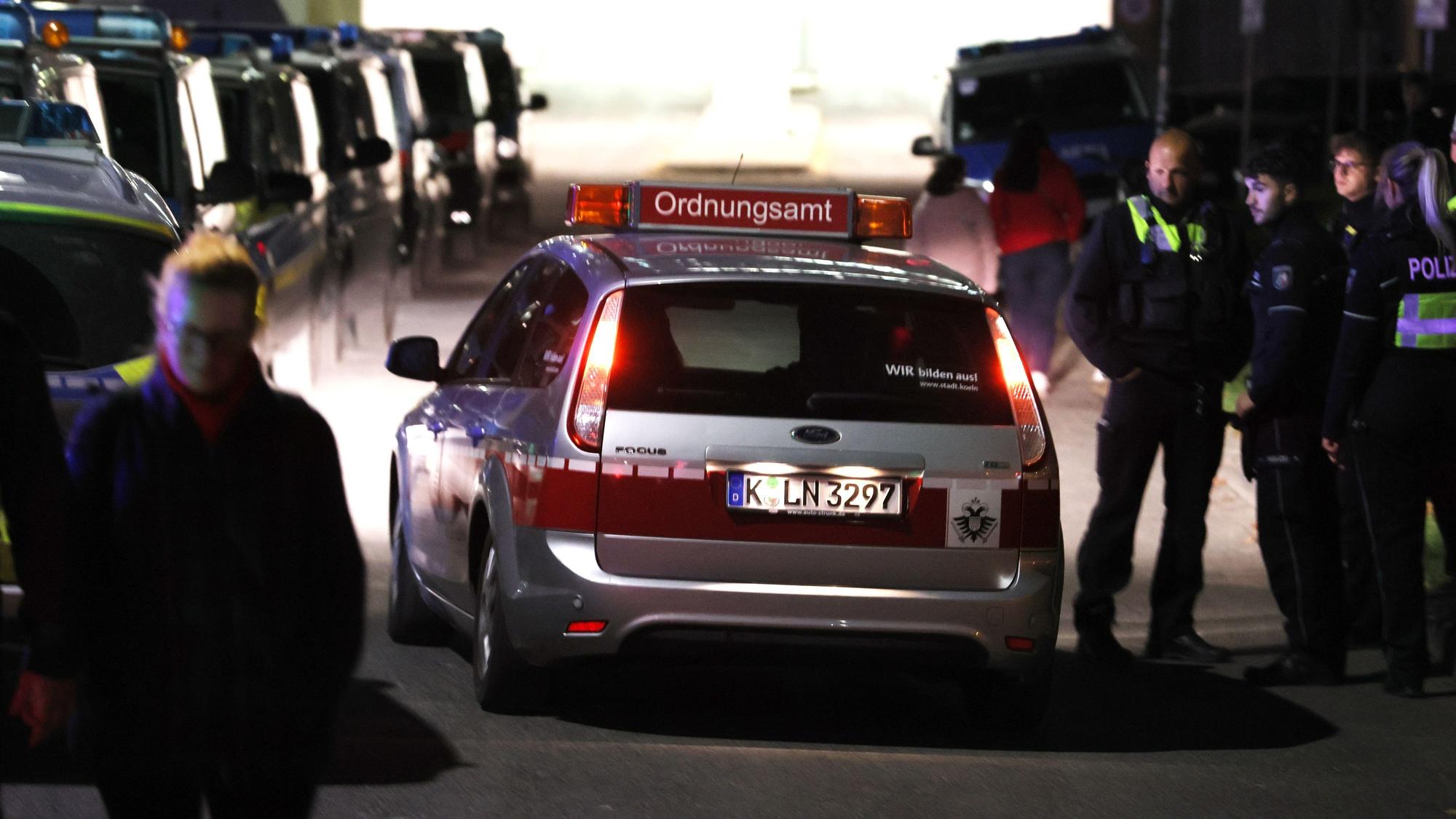 Ein Wagen des Ordnungsamtes steht auf der Straße.