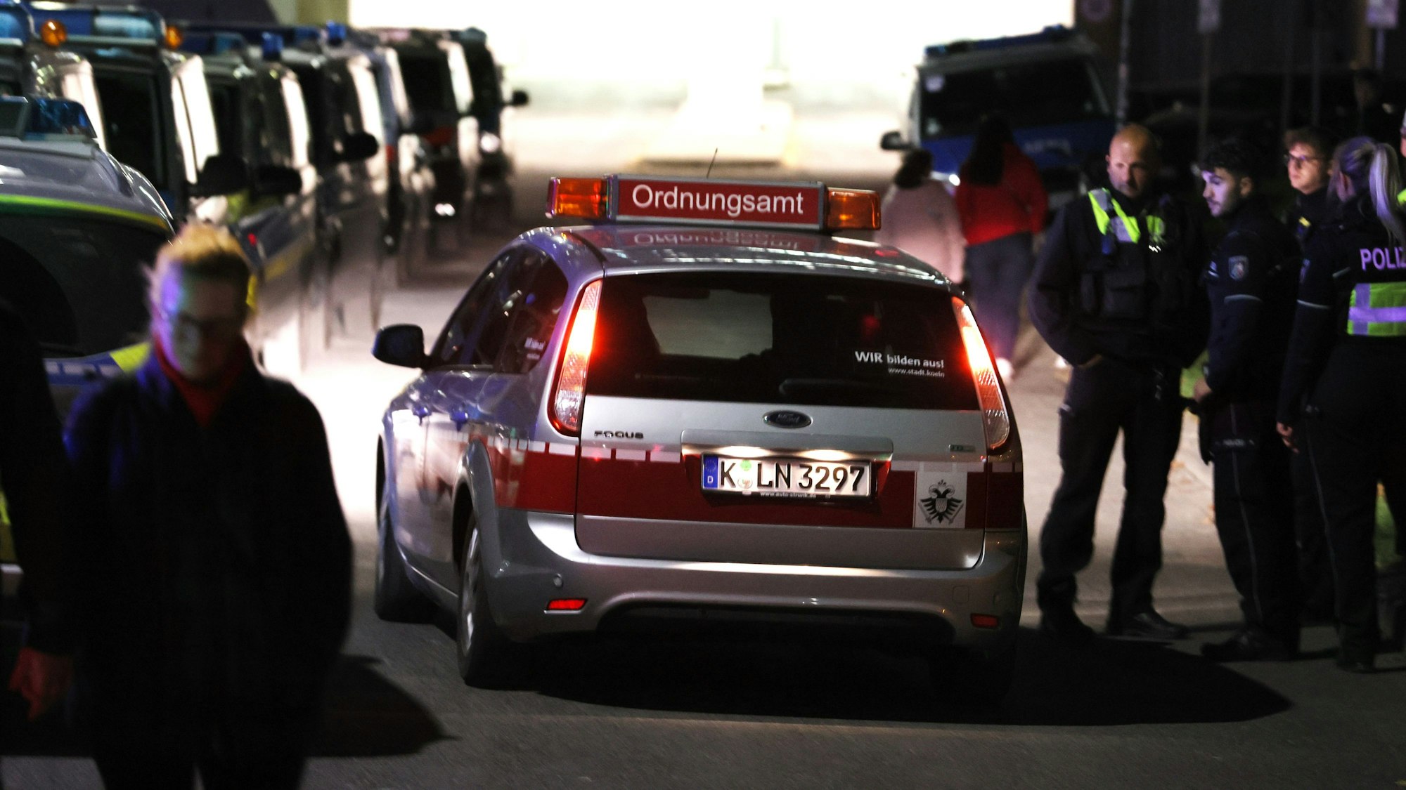 Ein Wagen des Ordnungsamtes steht auf der Straße.