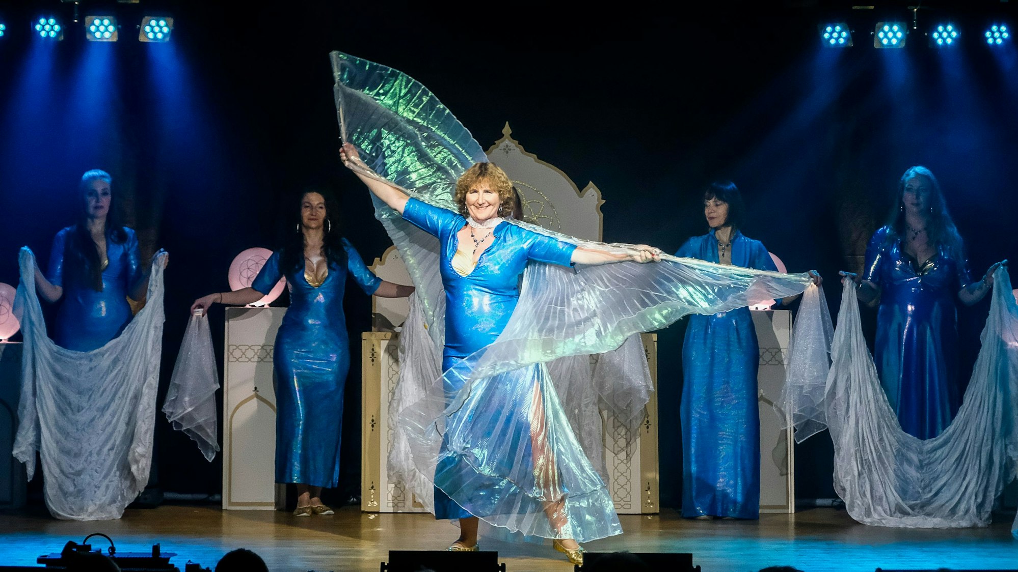 Katrin Grünewald bei einem Auftritt mit ihren Tänzerinnen.