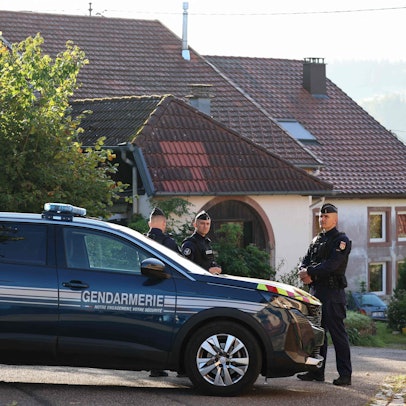 Die französische Polizei steht vor einem Haus in der Nähe von Saint-Blase-La-Roche, wo eine „Spezialoperation“ durchgeführt wird. Ein 40 Jahre alter Mann wurde befragt, sein Auto wurde beschlagnahmt.