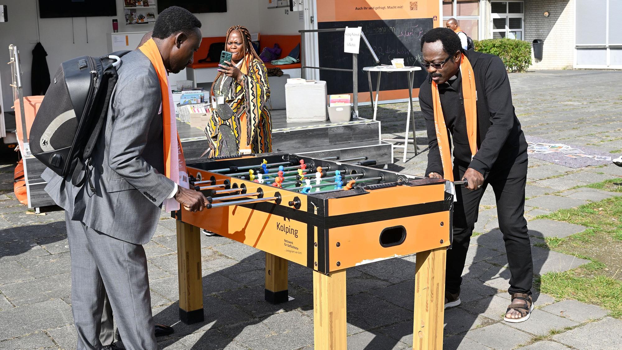 Zwei Afrikaner spielen Kicker auf dem Schulhof des Albertus-Magnus-Gymnasiums in Bensberg.