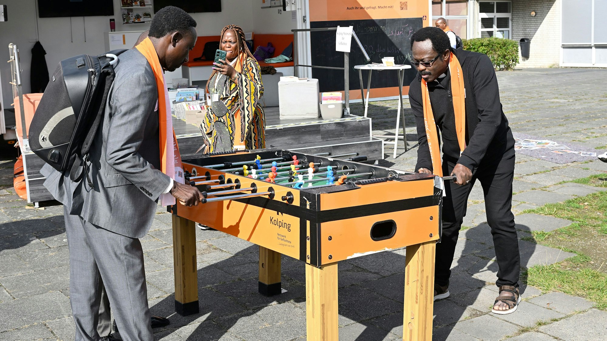 Zwei Afrikaner spielen Kicker auf dem Schulhof des Albertus-Magnus-Gymnasiums in Bensberg.