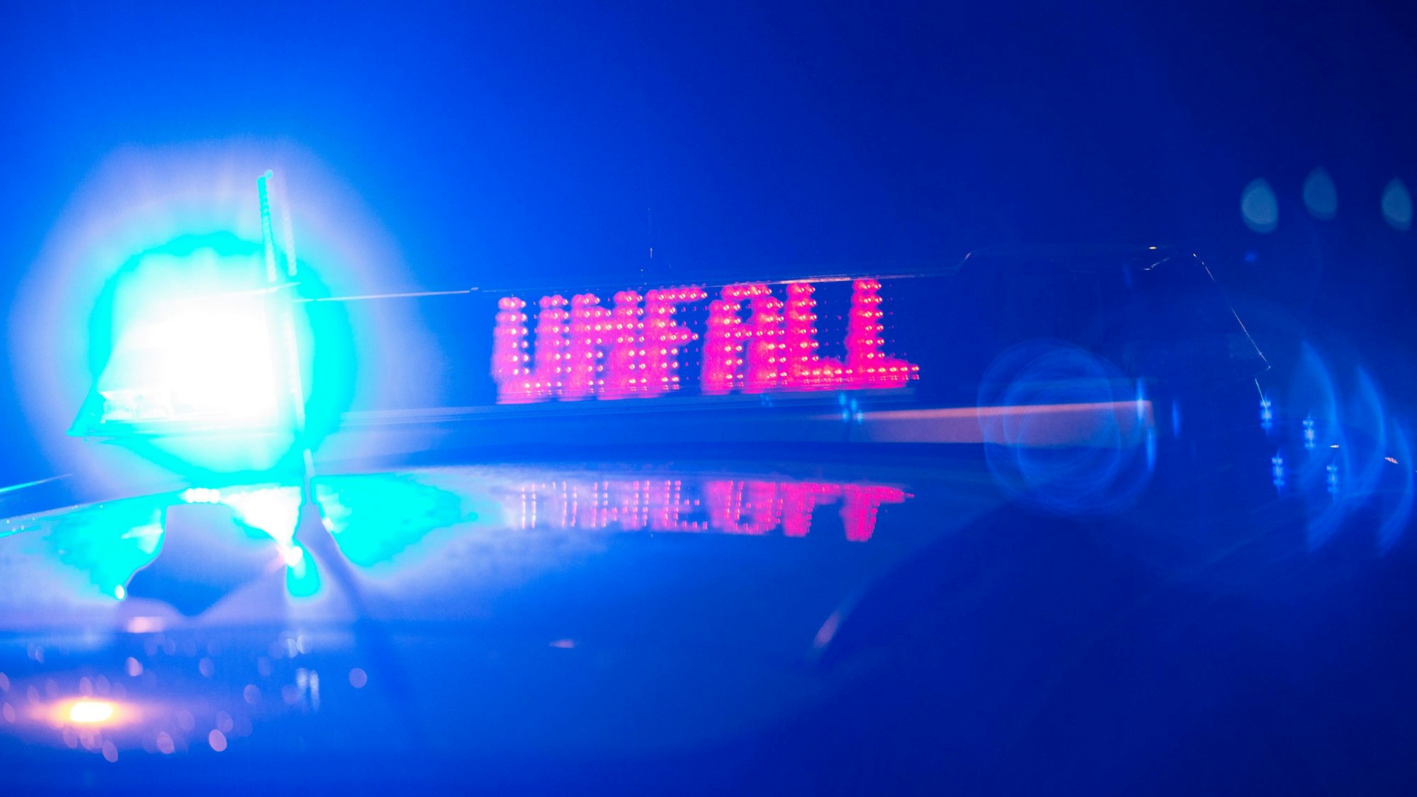 Polizeifahrzeug bei der Absicherung eines Unfalls